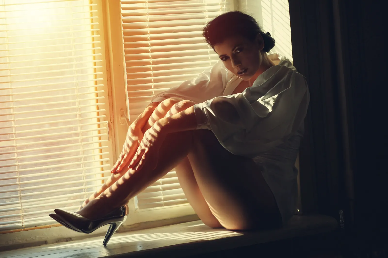 Woman relaxing in an elegant setting for a sugar dating guide